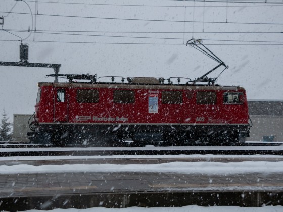 Im tiefsten Schnee setzt sich die Ge 4/4 I 602 Bernina an den Zug