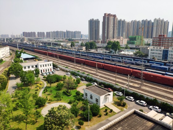 International freight trains from Zhengzhou to Hamburg are ready to departure.