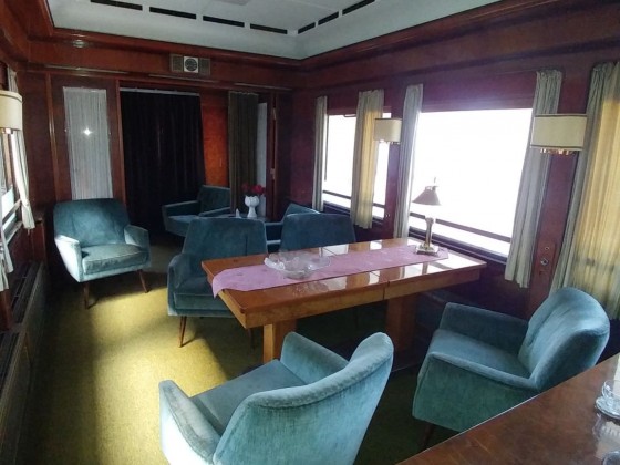 Luxuriöser Salon in Reisezugwagen