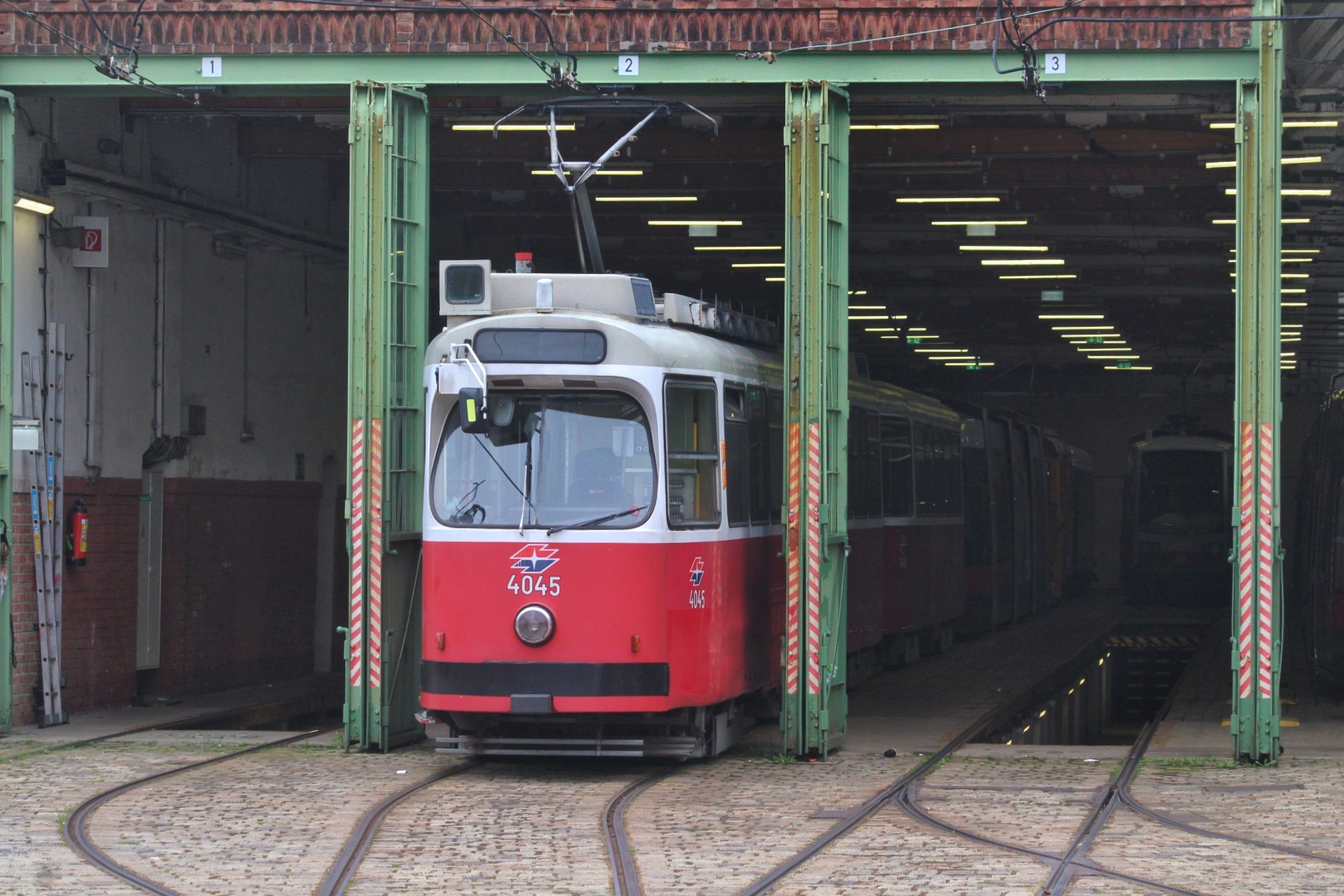 E2 4045