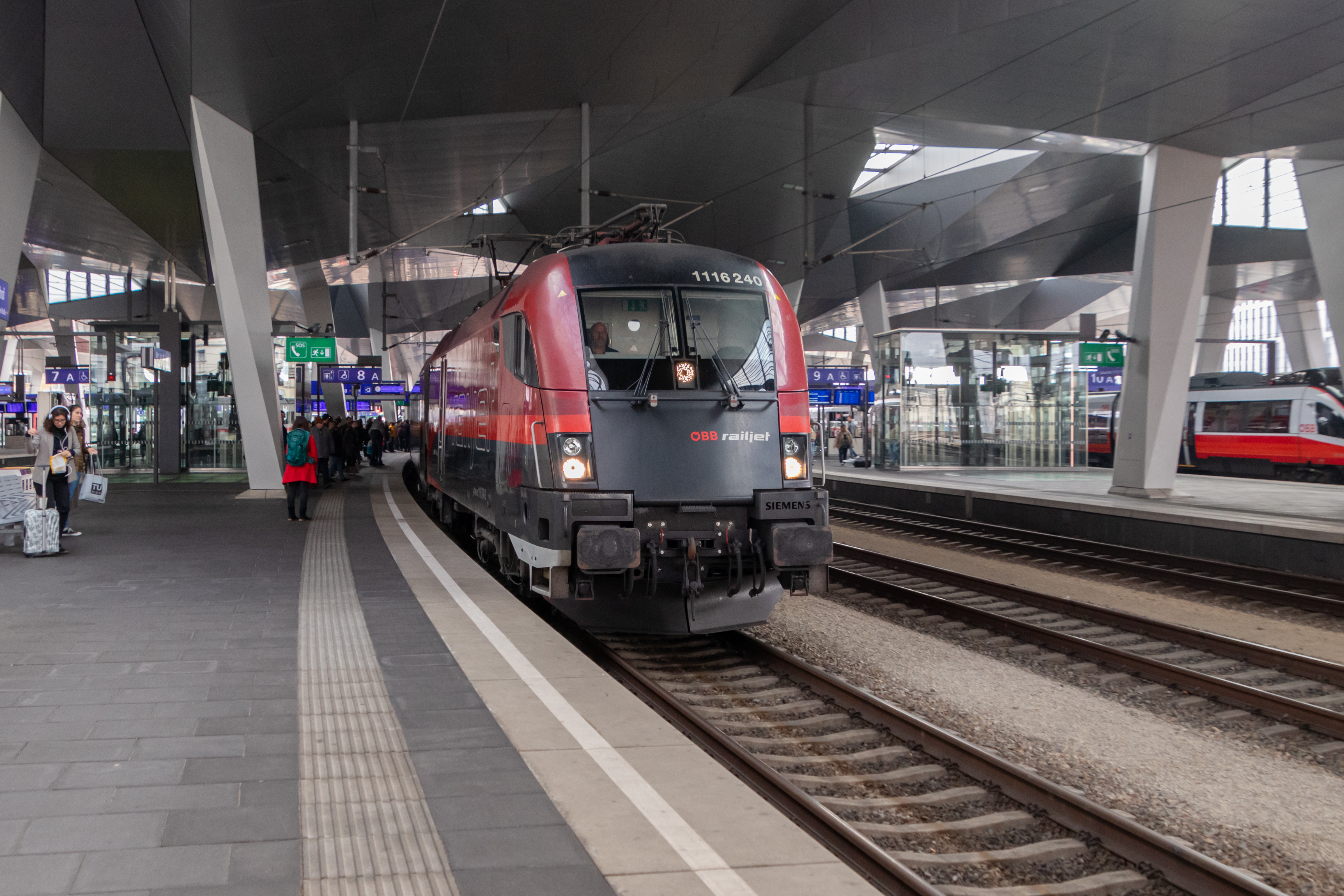 Vorsicht auf Gleis 8, der RailJet fährt ab