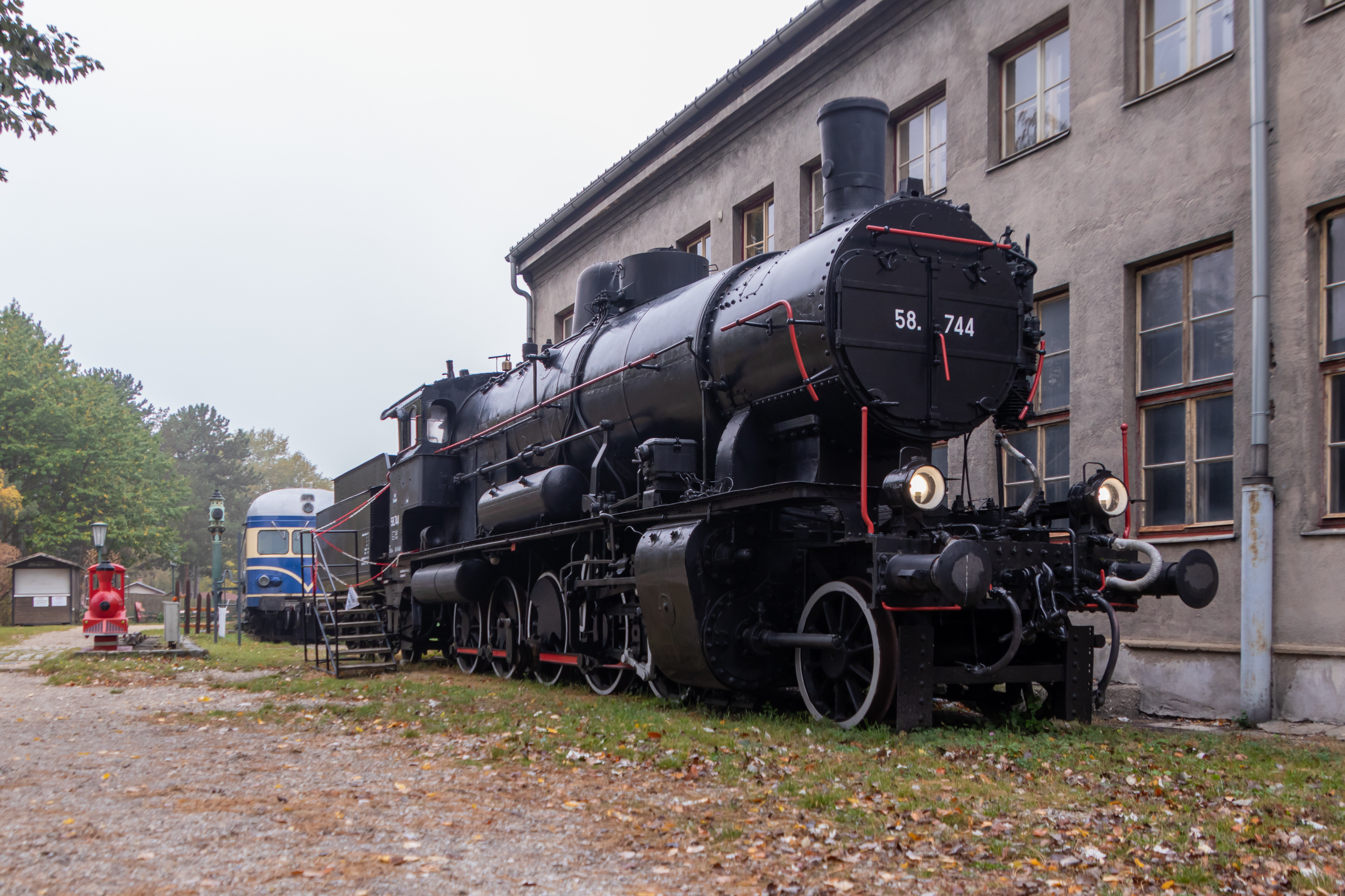 Die BR 58.744 vor dem Heizhaus Strasshof