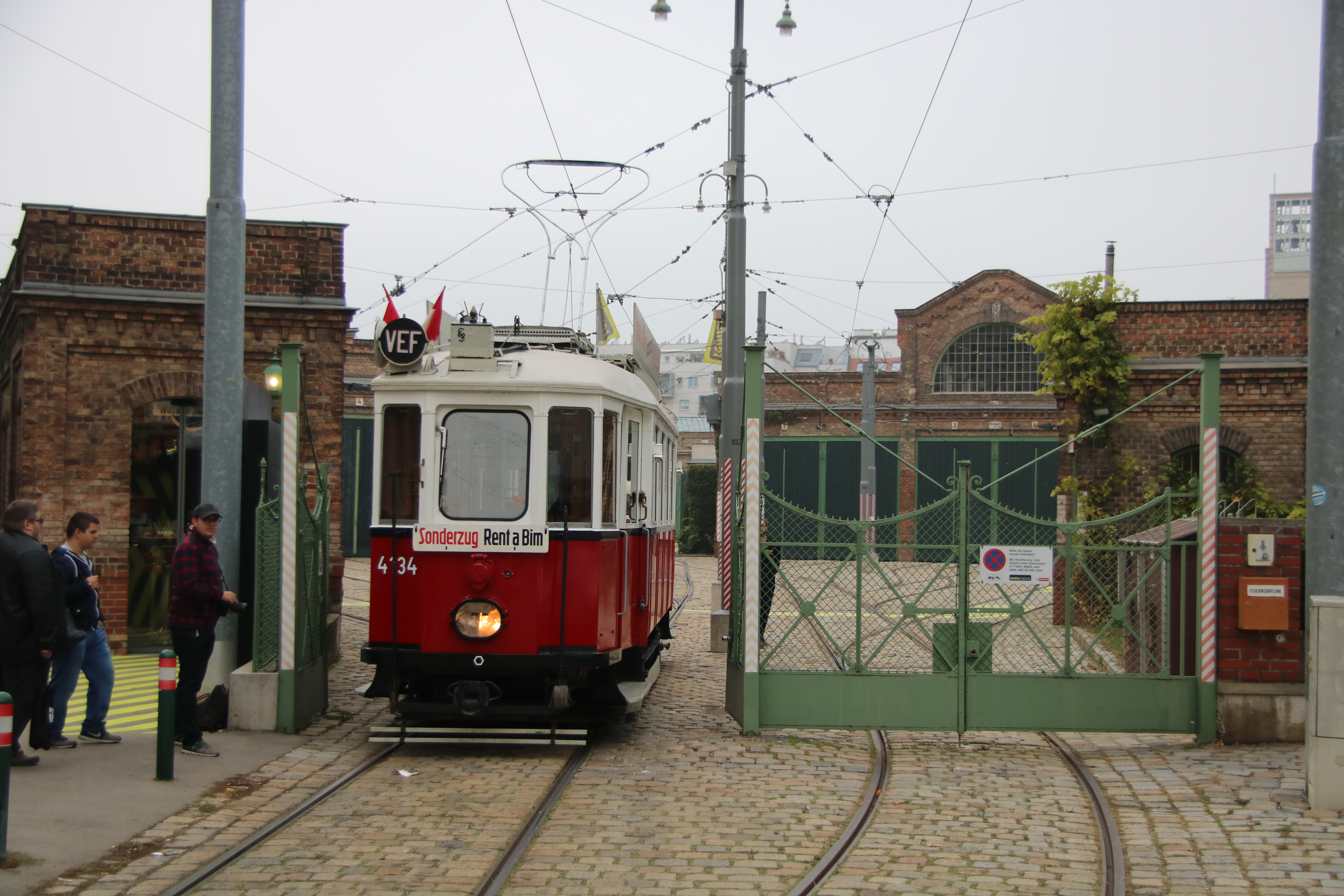 Historischer Tramwagen vor der Remise