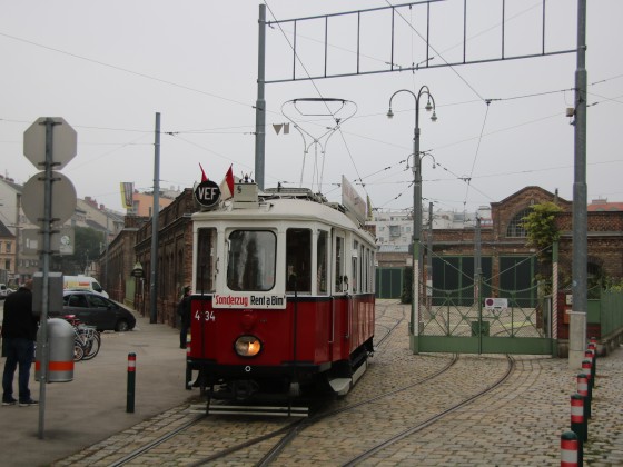 Historischer Tramwagen vor der Remise