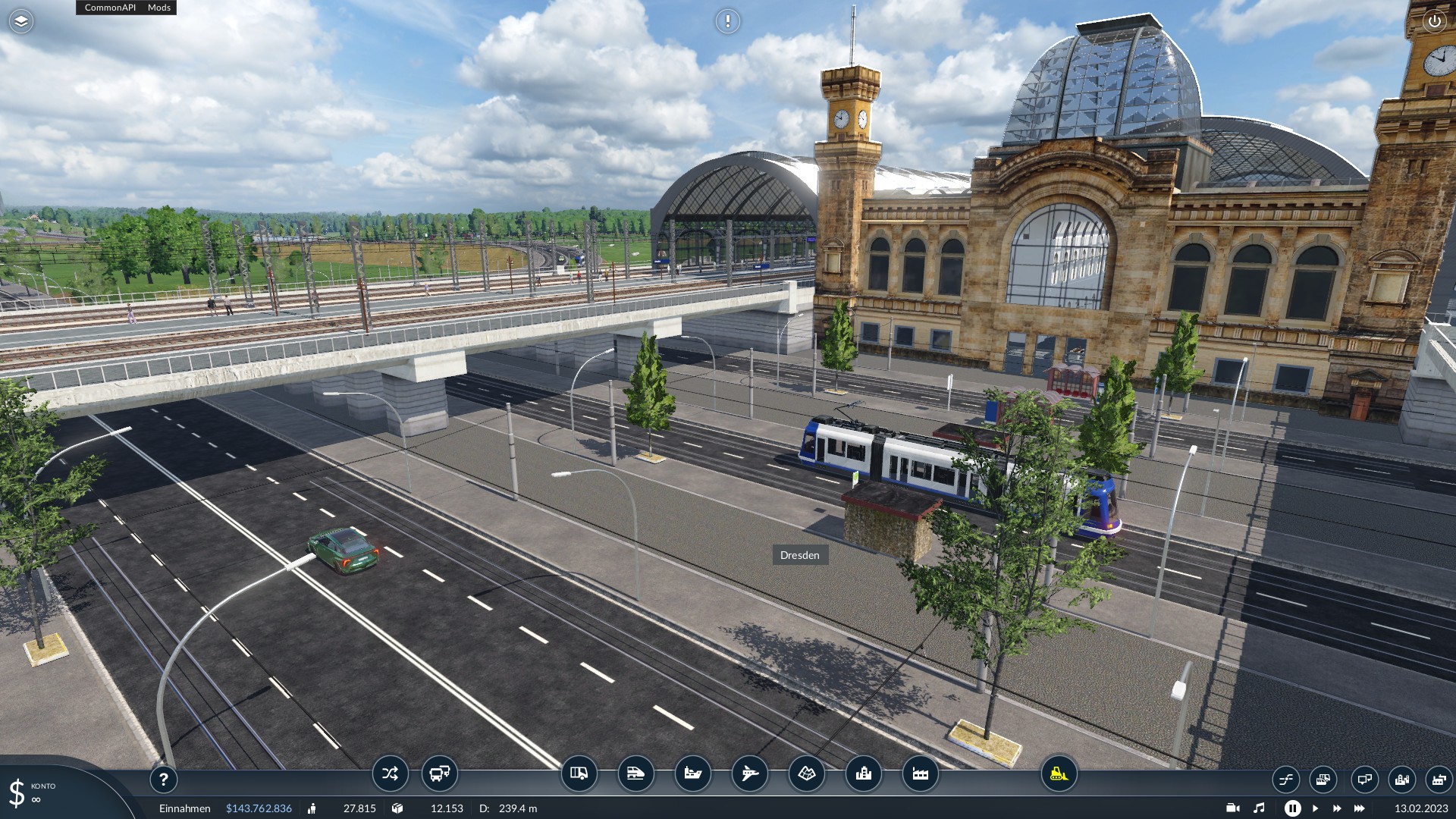 Dresdner Hautbahnhof mit Tram