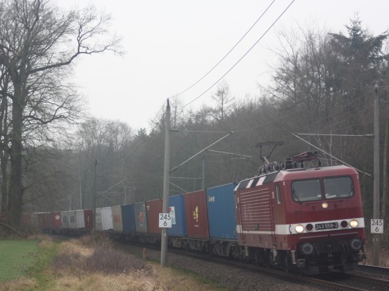 Deltarail 243 559 mit einem Comtainerzug in Müssen