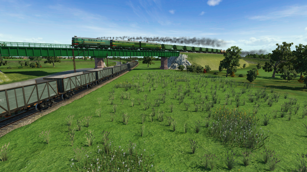 Gemischt Zug mit Landwitschaft cargo fahrt hinter dreifach diesel traktion ueber ein leer Eisenerzzug.