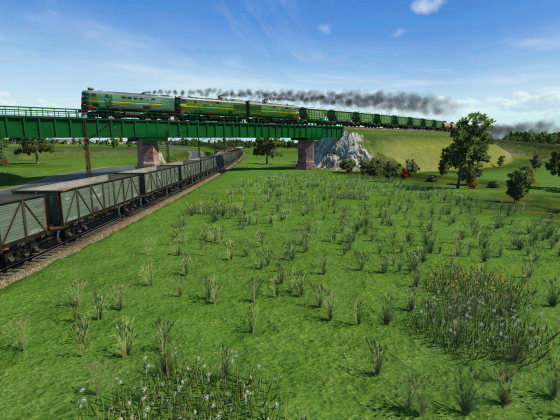 Gemischt Zug mit Landwitschaft cargo fahrt hinter dreifach diesel traktion ueber ein leer Eisenerzzug.