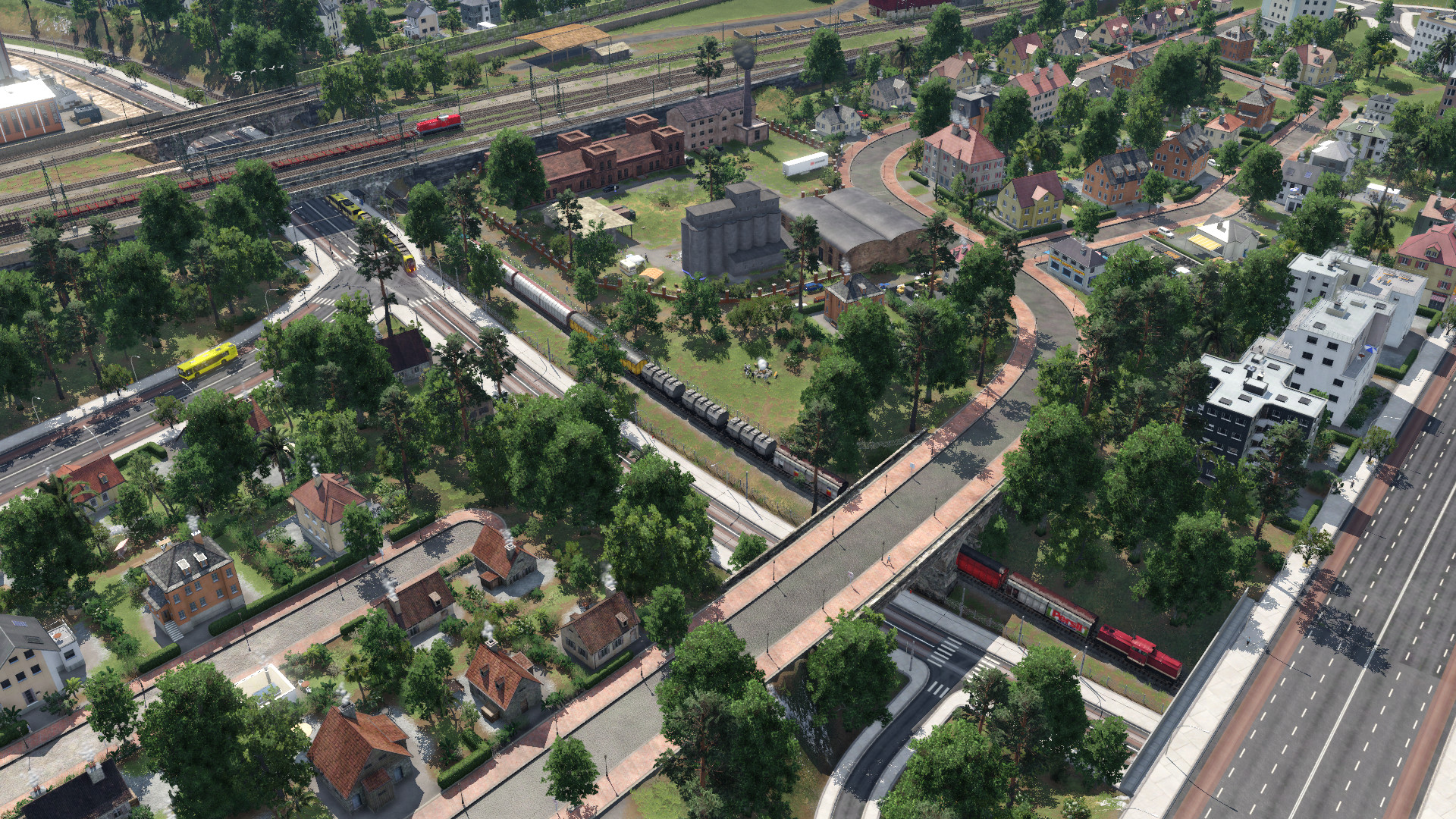 Güterzug schleicht durch die Stadt