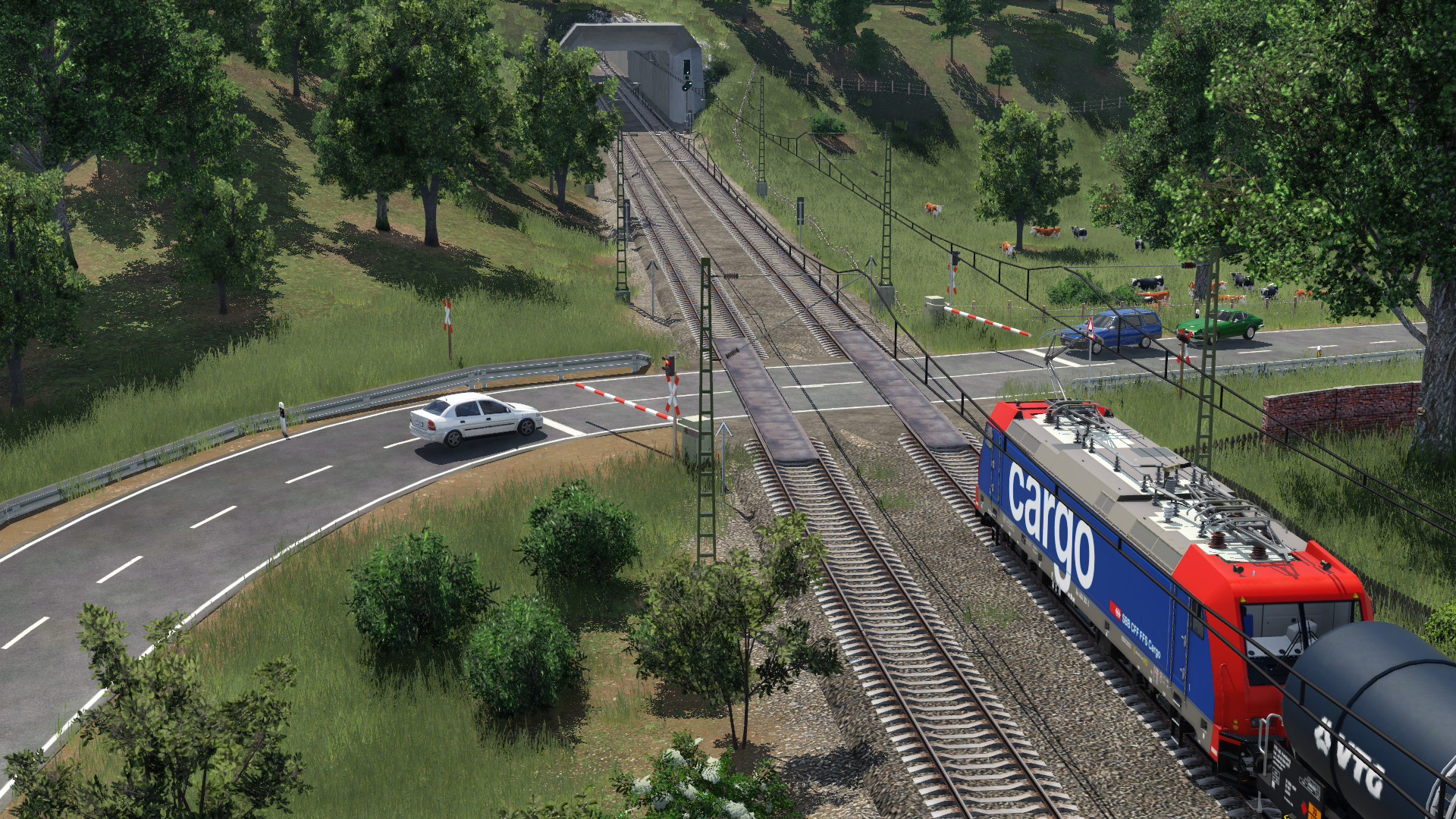 RE 484 001-3 von SBB Cargo mit Kesselzug am Bahnübergang (2)