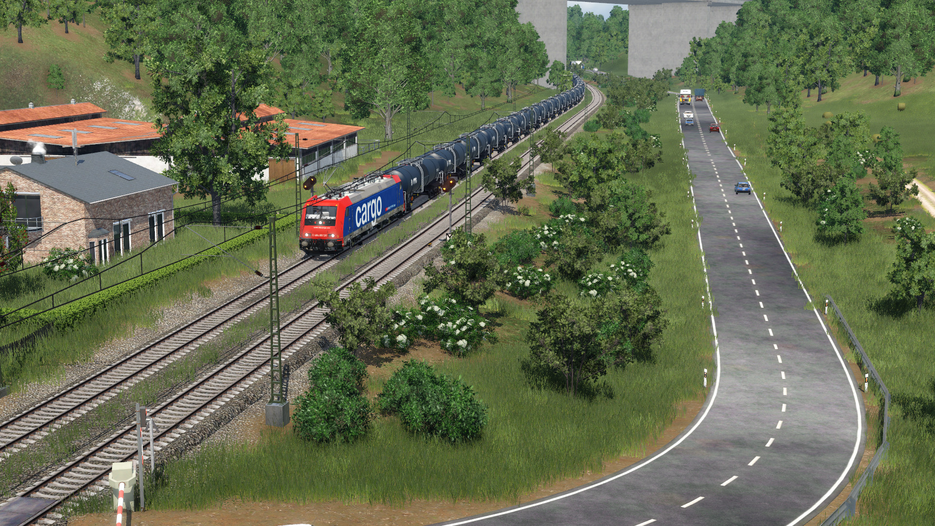 RE 484 001-3 von SBB Cargo mit Kesselzug am Bahnübergang (1)