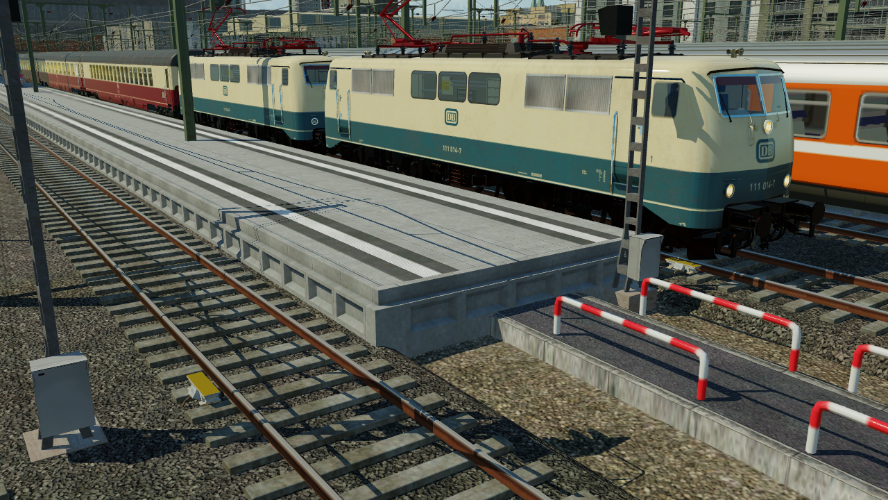 Auf der Fahrt von München Hbf nach Garmisch im Vordergrund der IC Karwendel