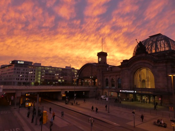 Dresdner Hauptbahnhof am Abend