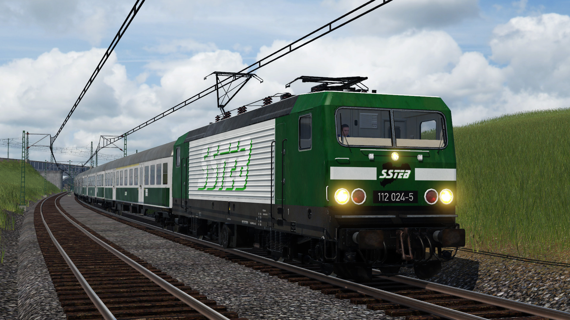 Sächsische Staatseisenbahn unterwegs durch die Landschaft (mit der Promo-Lok)