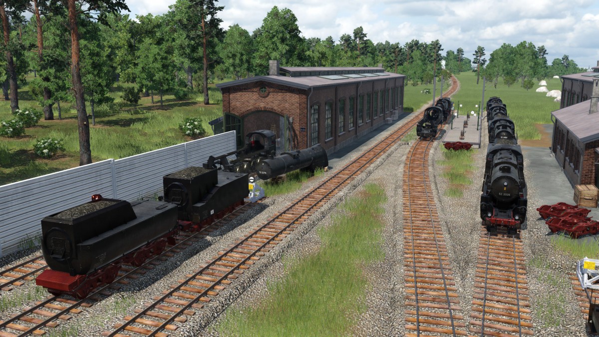 Baureihe 52 und Tender im Bahnbetriebswerk