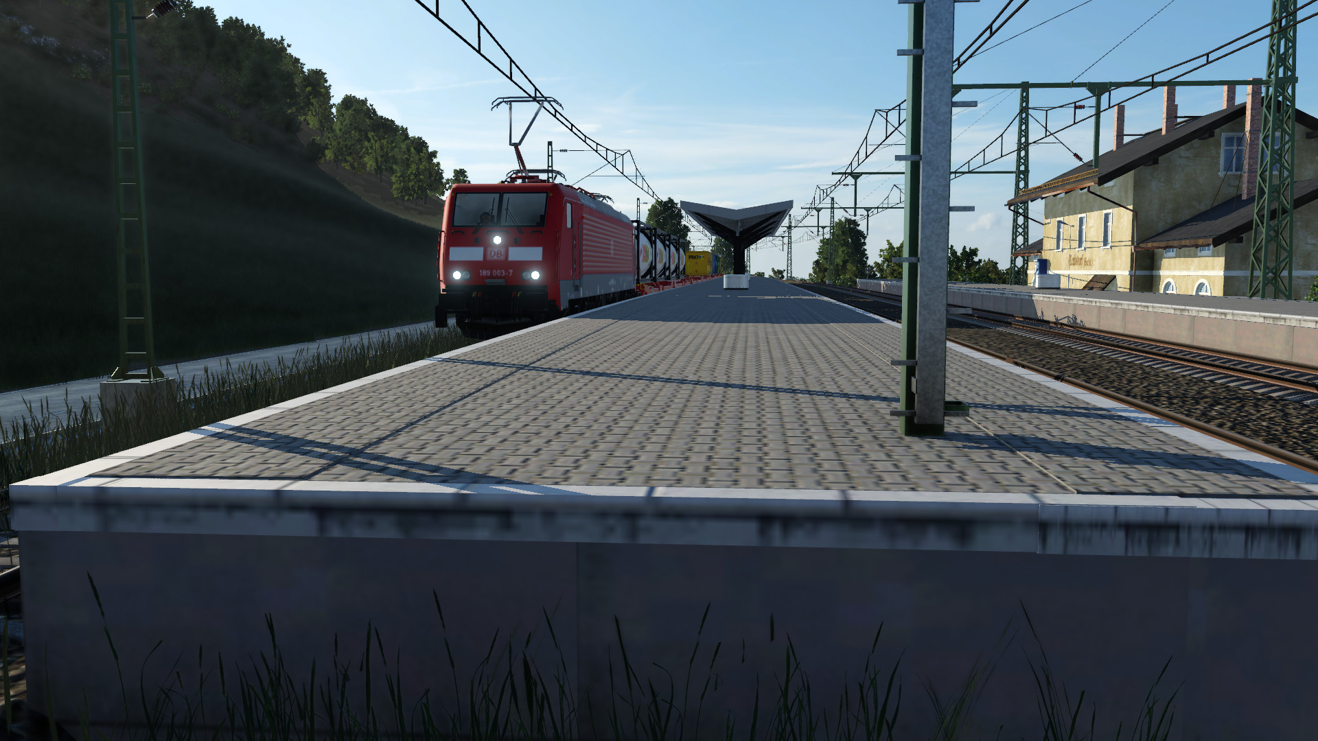 BR 189 mit Kistenzug Zug