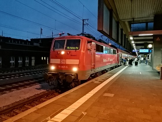 Gleis 4 einfahrt des Oldtimer aus Dortmund nach Aachen.