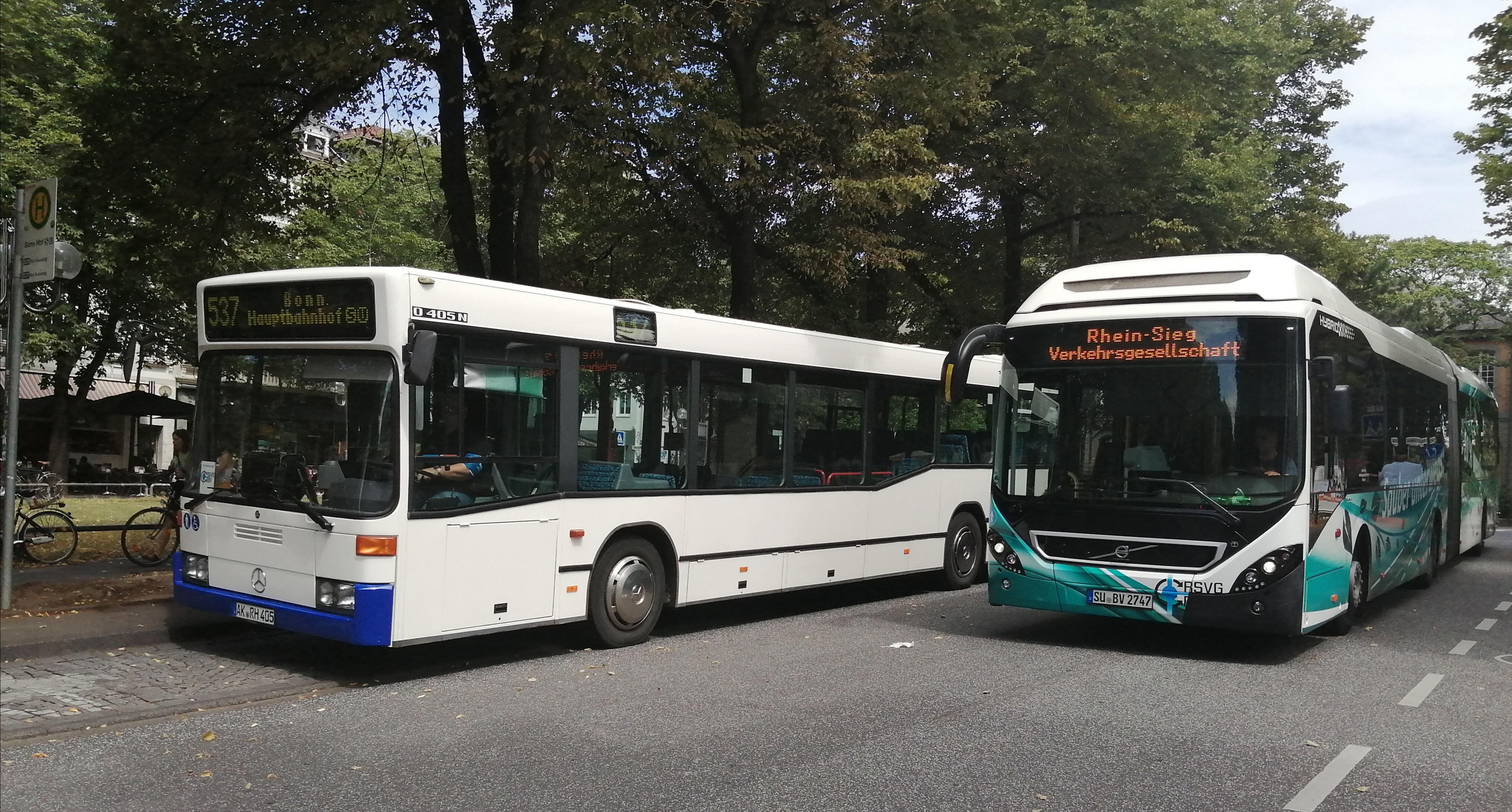 Ein Oldie trifft im RSVG Netz einen neuling Volvo Hybridbus