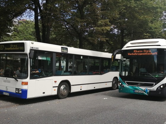 Ein Oldie trifft im RSVG Netz einen neuling Volvo Hybridbus