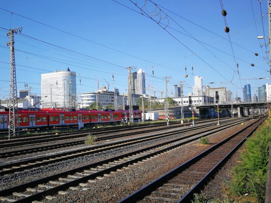 Frankfurt Hbf - Skyline & S-Bahn-Werkstatt