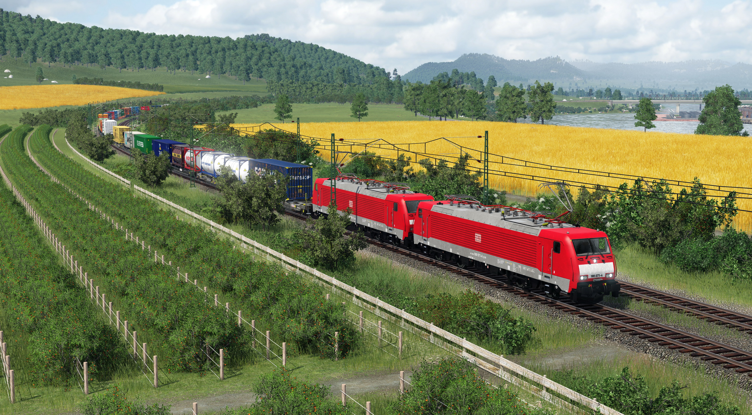 BR 189 mit Containerzug durch die Felder