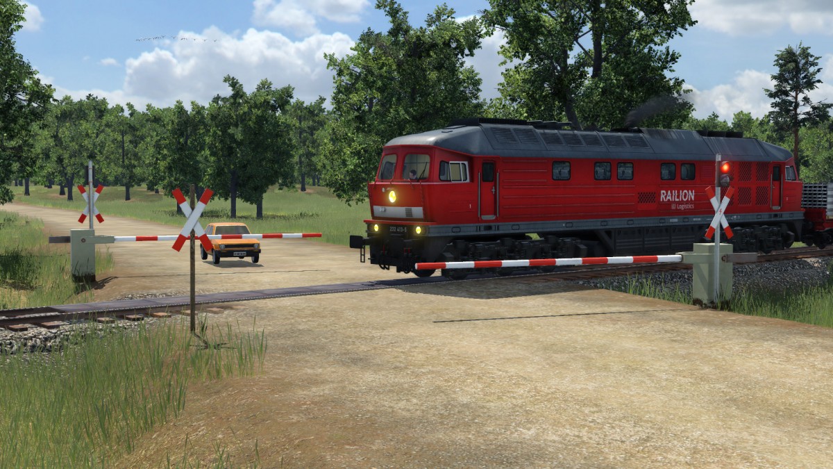 Szene an einem Bahnübergang Teil 3: 232 413-5 mit einem Stahlzug am Haken