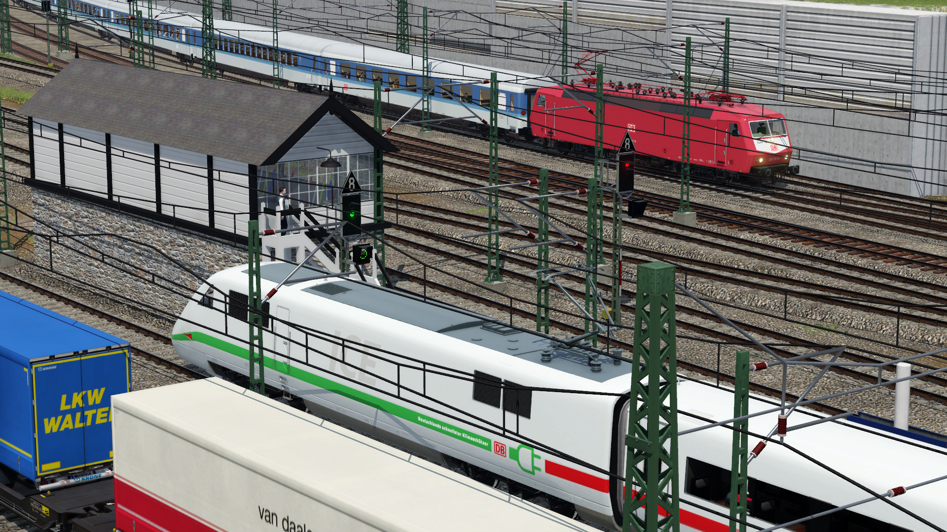 IC mit BR 120 als Zugpferd bei der Bahnhofseinfahrt