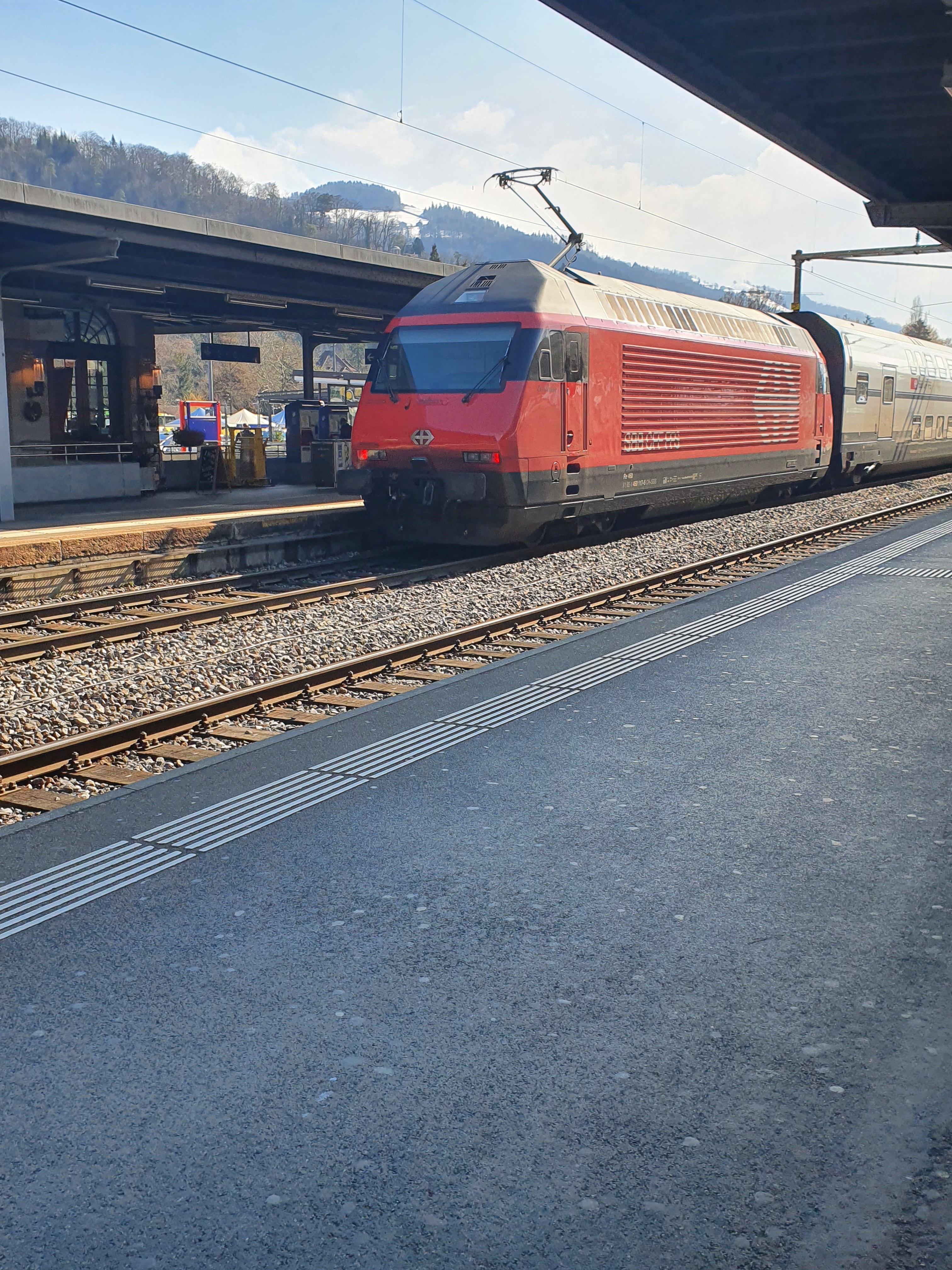 Re 460 mit IC 2000 in Thun.