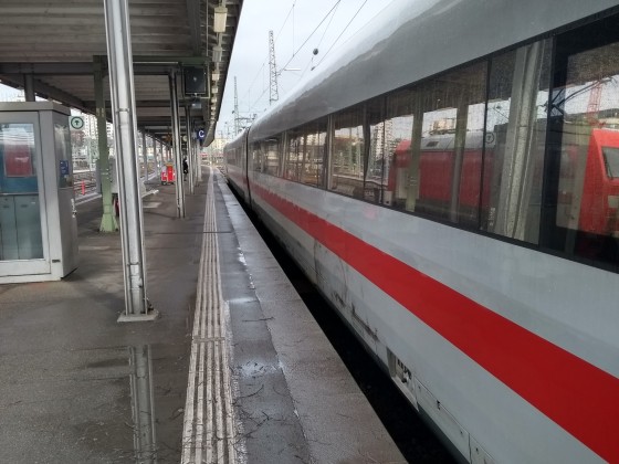 Stuttgart Hbf am 02.02.21. ICE nach Hamburg-Altona.