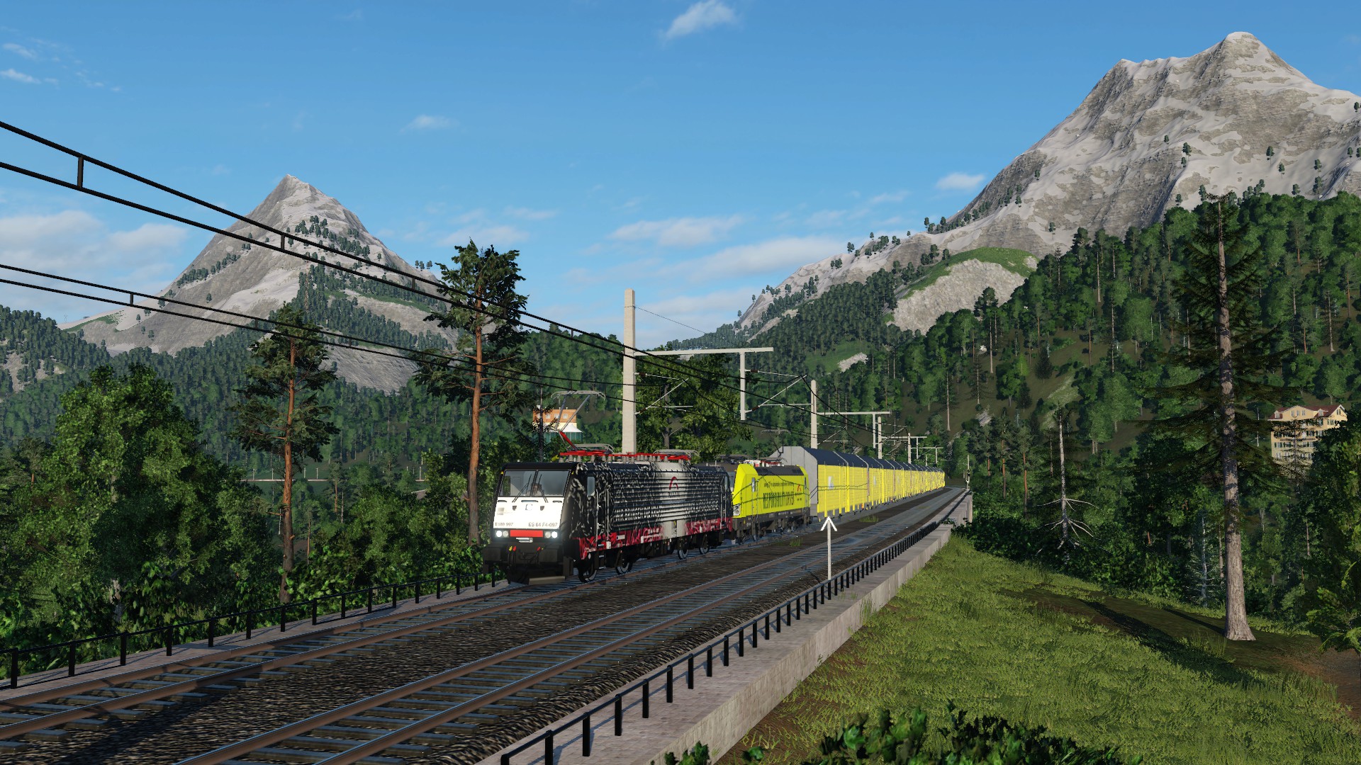Ein ziemlich fotogenes Doppel befördert einen geschlossenen Autozug den Berg hinauf.