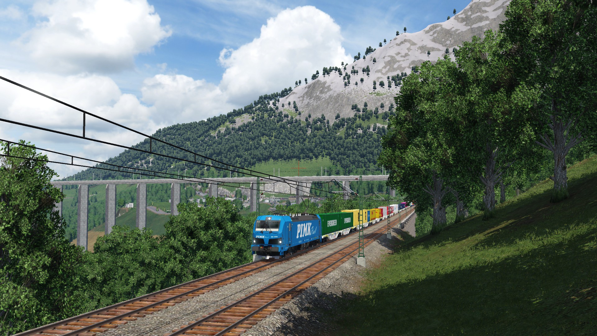 PIMK 192 mit einem Containerzug am Biedenkopfer Bergpanorama.