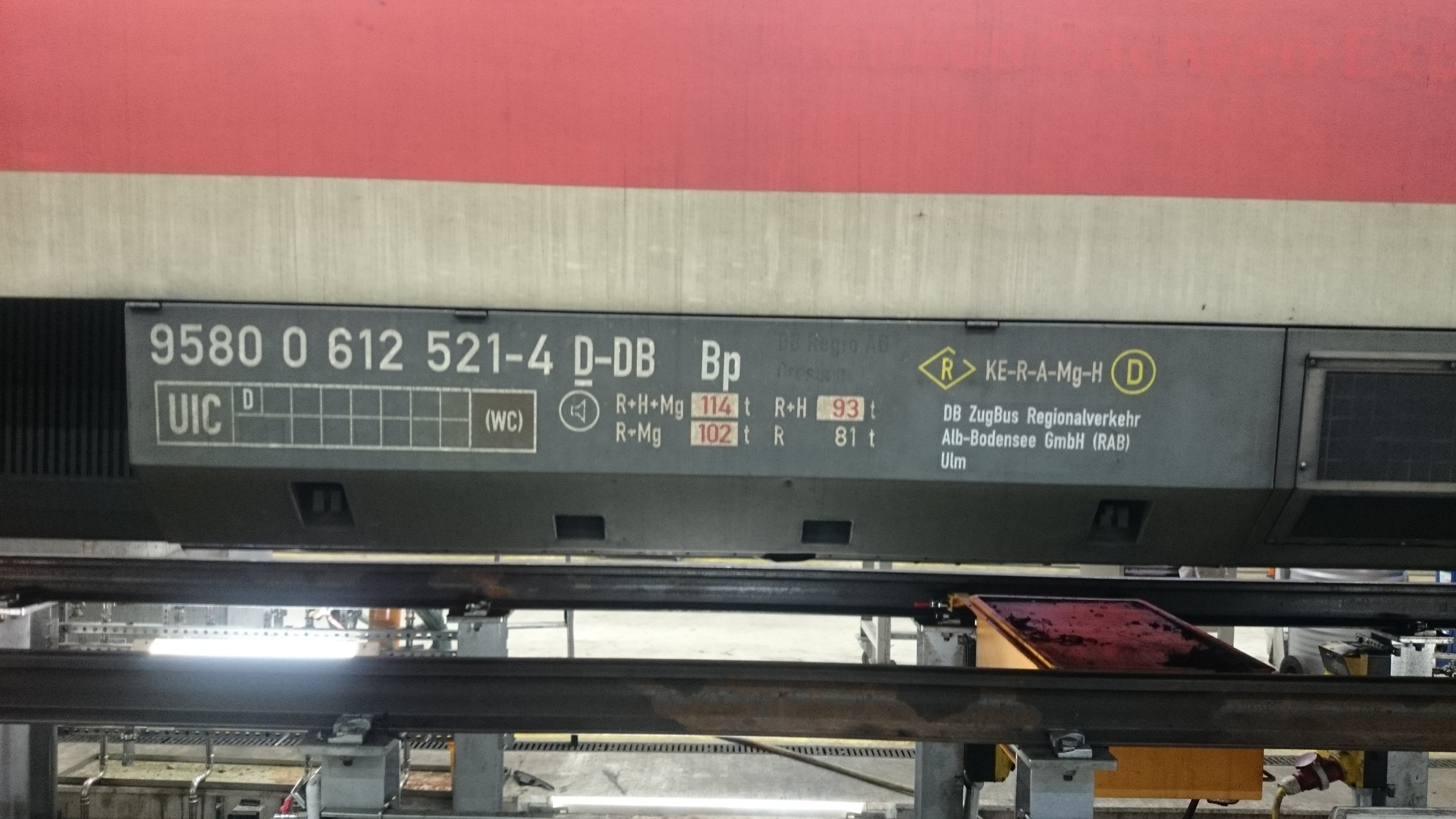 Seitenklappe Motor links