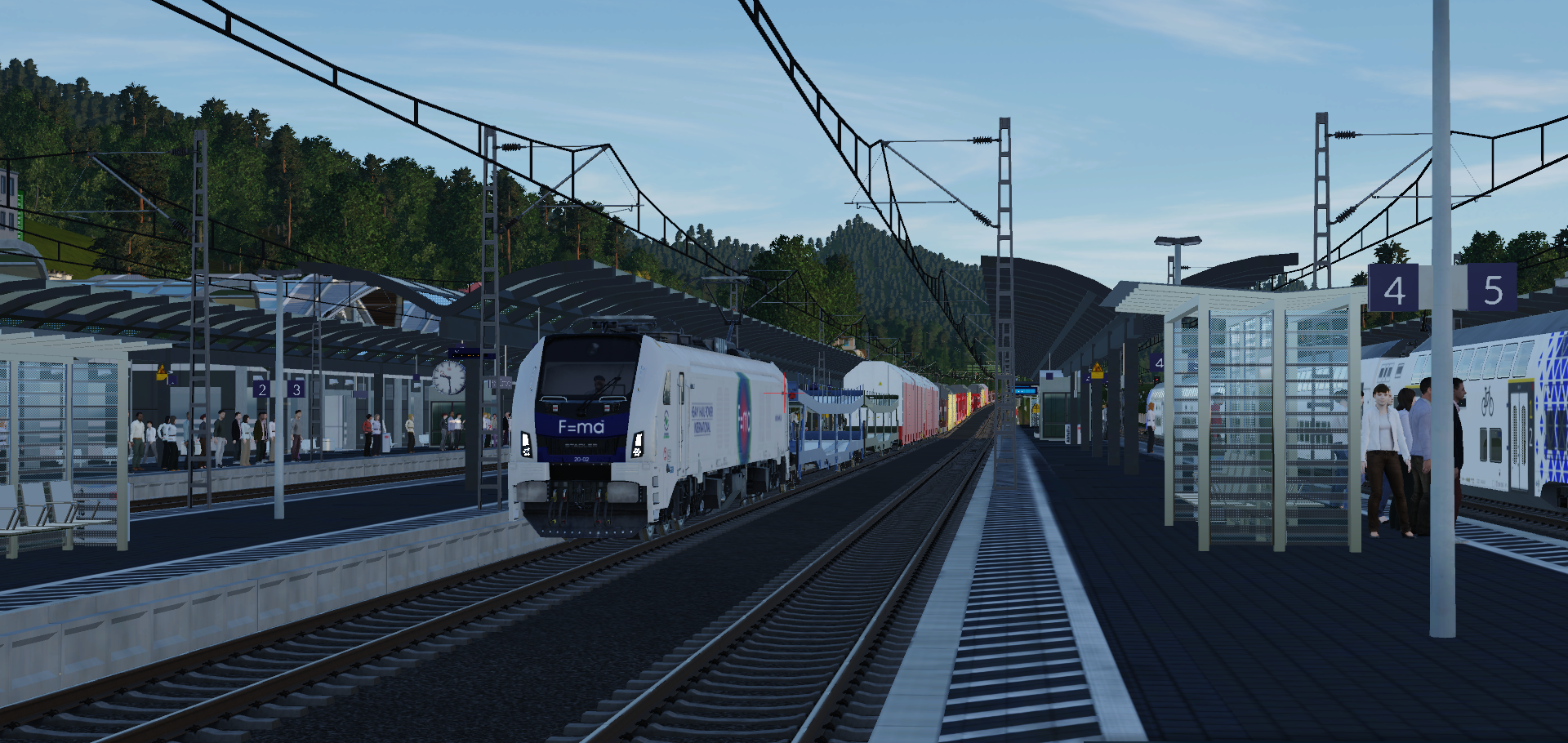 Bei nicht bestem Licht kommt dieses Güterzug durch den Bahnhof