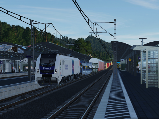 Bei nicht bestem Licht kommt dieses Güterzug durch den Bahnhof