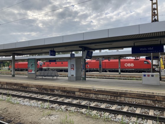 Taurus + 1144 + Taurus vor einem Güterzug in Wels Hbf.