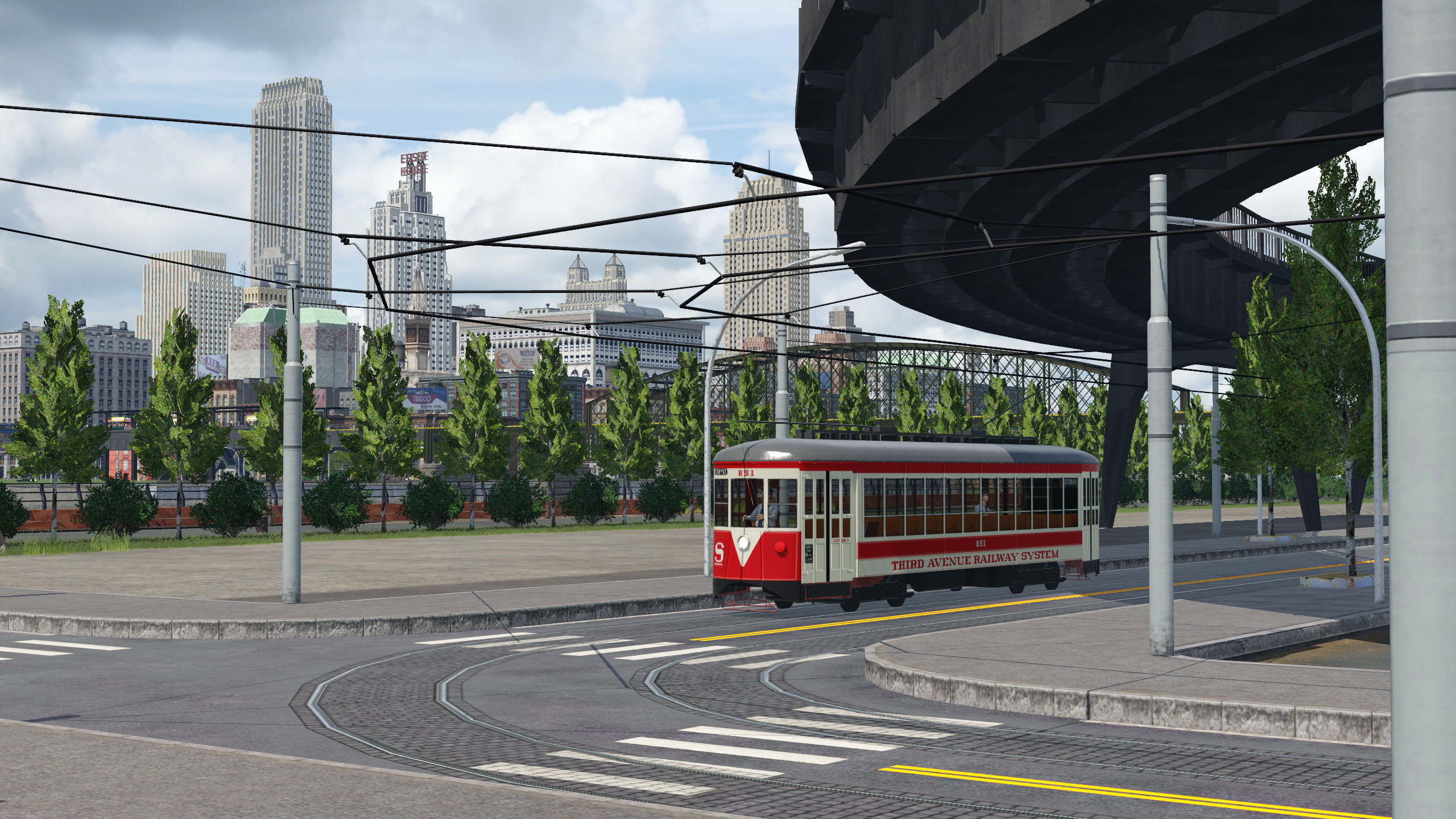 Straßenbahn vor der Skyline von Central Island
