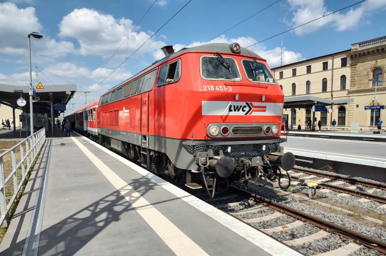 218 451 mit 3 n-Wagen in Magdeburg als RE21 LM->HGS🏁