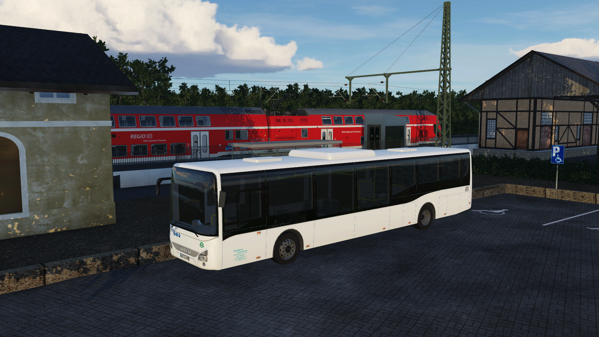 Wagen 998 von Wagenhäuser Erlebnisreisen und RE54 am Bahnhof Hassfurt