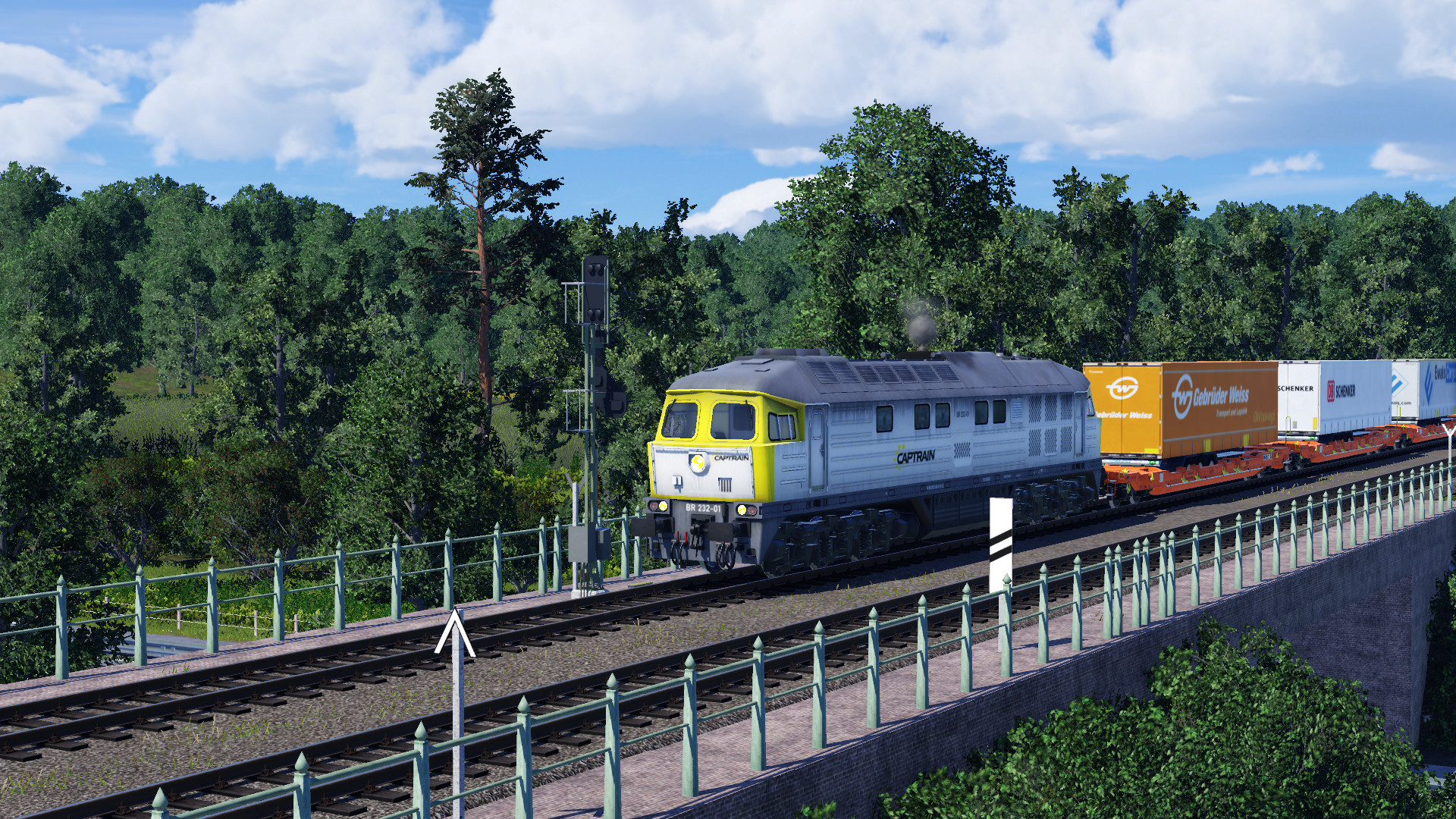 Güterzug auf der Dieselstrecke mit Auflegern am Hacken
