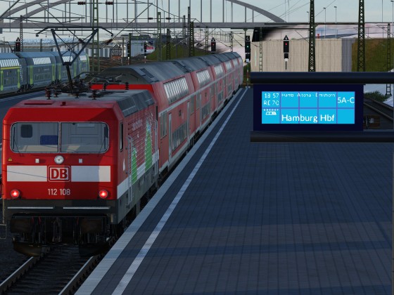 Abfahrt des RE 70 in Richtung Hamburg sowie Ankunft des RE 7 aus Hamburg auf Gleis 2