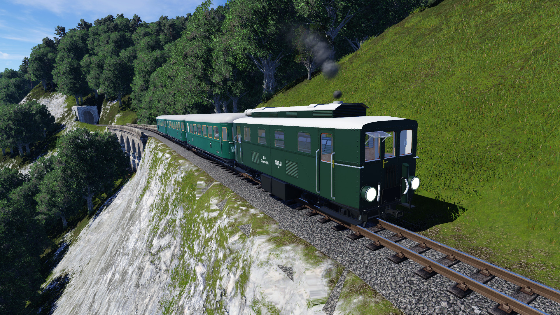 Die Schmalspurbahn windet sich den Berg hinauf