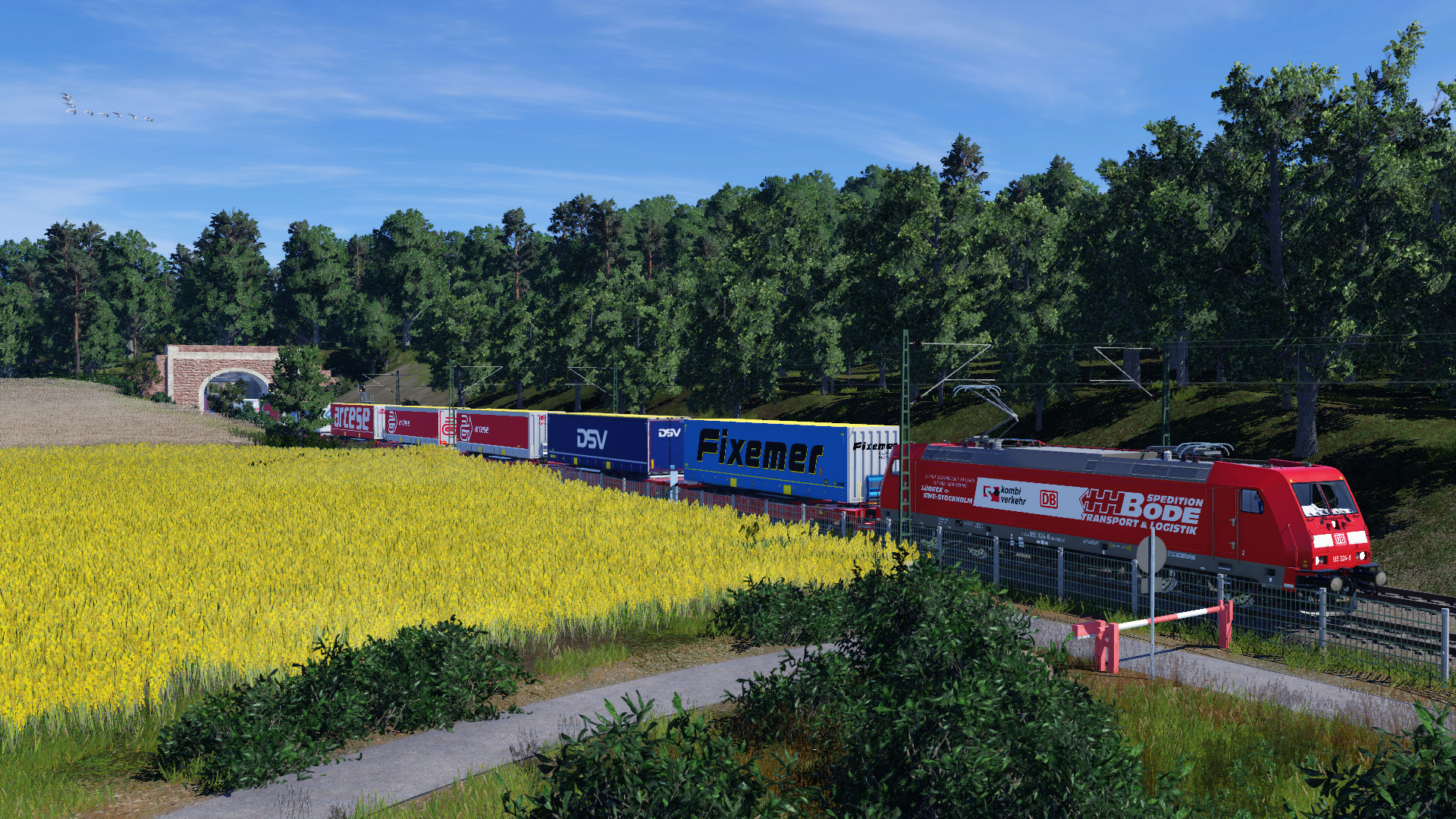 Der KV-Shuttle auf der freien Strecke zwischen Raps und strahlender Sonne