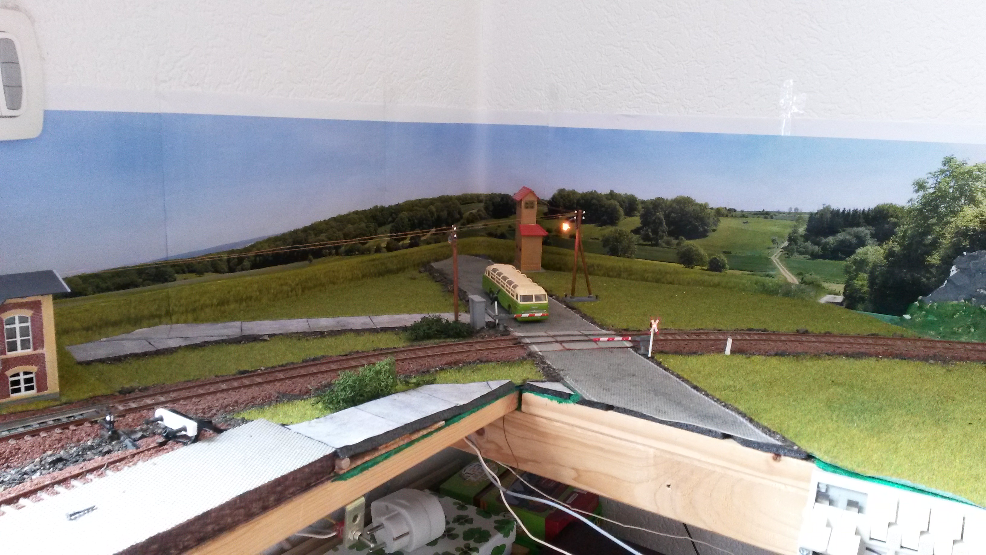 Bahnübergang mit Halbschranke