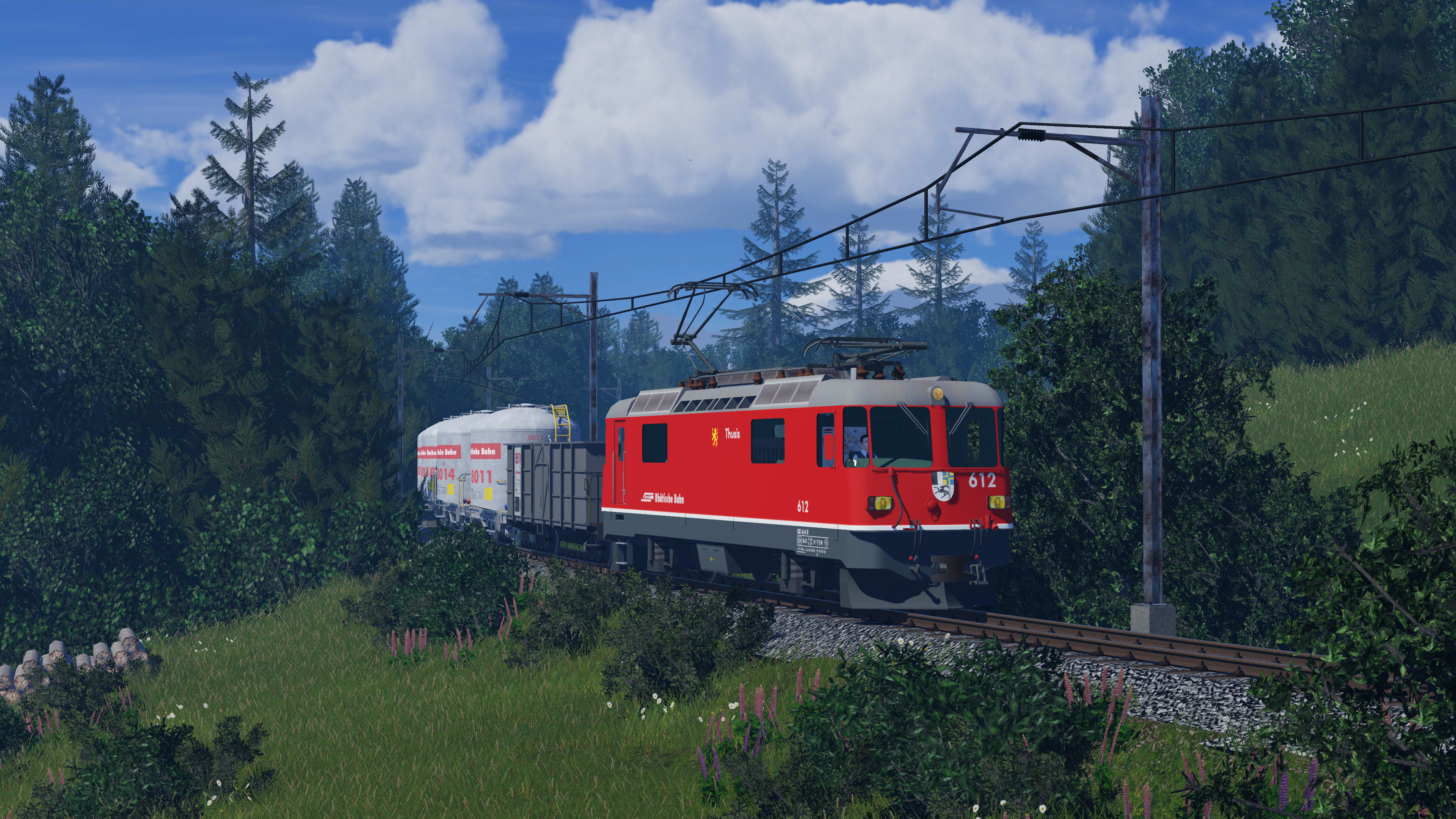 Ge 4/4 II RhB 612 nähert sich Filisur mit einem Güterzug in Südrichtung