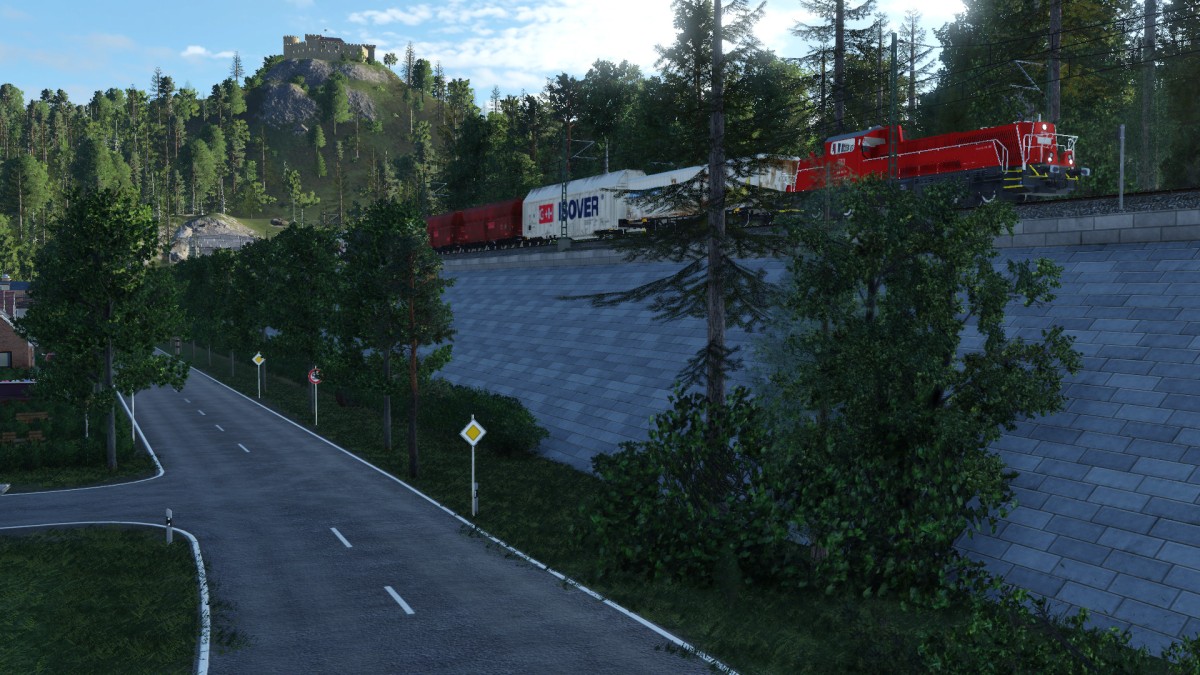 Frühmorgendlicher Güterverkehr unterhalb der Burgruine
