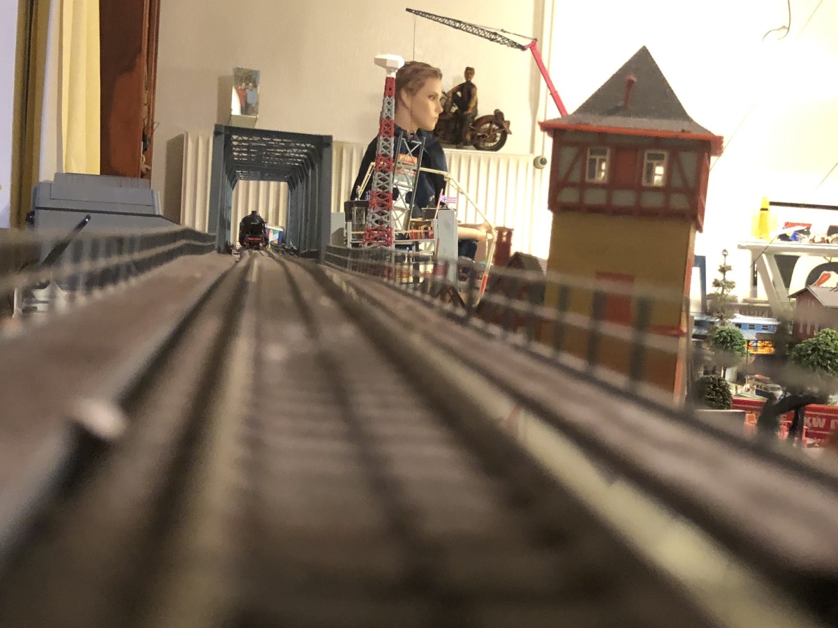 Güterzug von vorne (ignoriert die Puppe im Hintergrund)