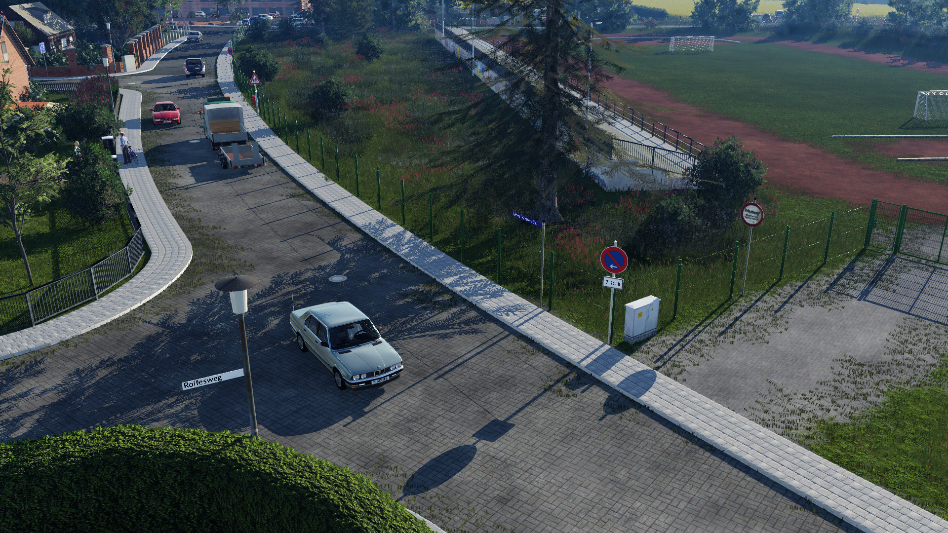 Kleine Wohnstraße mit Sportplatz...