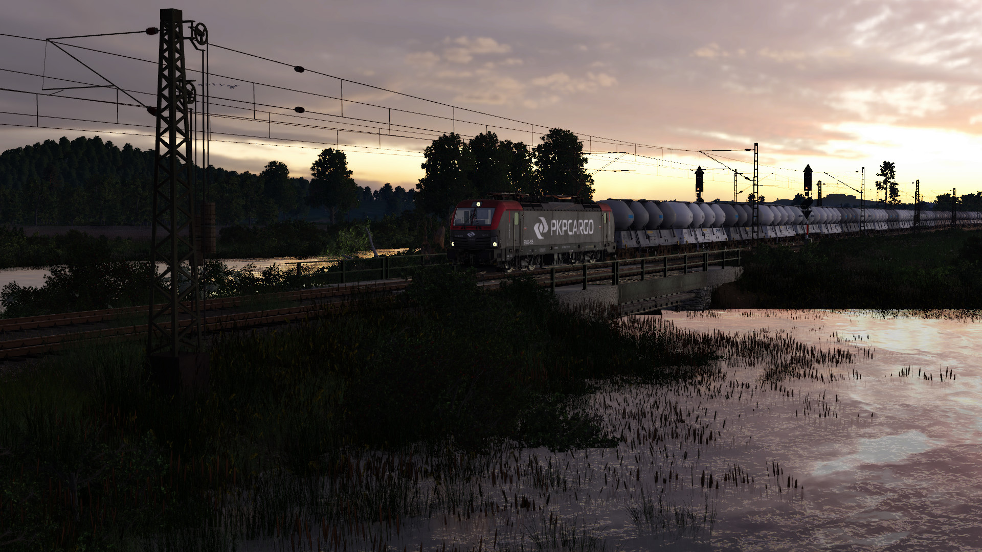 Der Zementzug im letzten Streiflicht der untergehenden Abendsonne.
