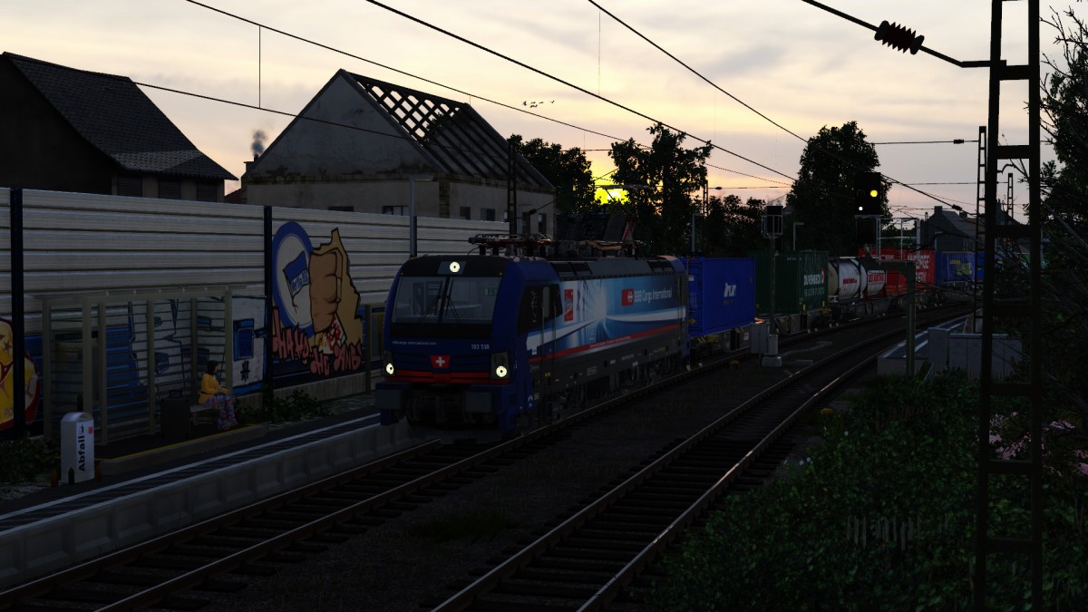 193 518 zieht den KV-Zug durch die Abendsonne