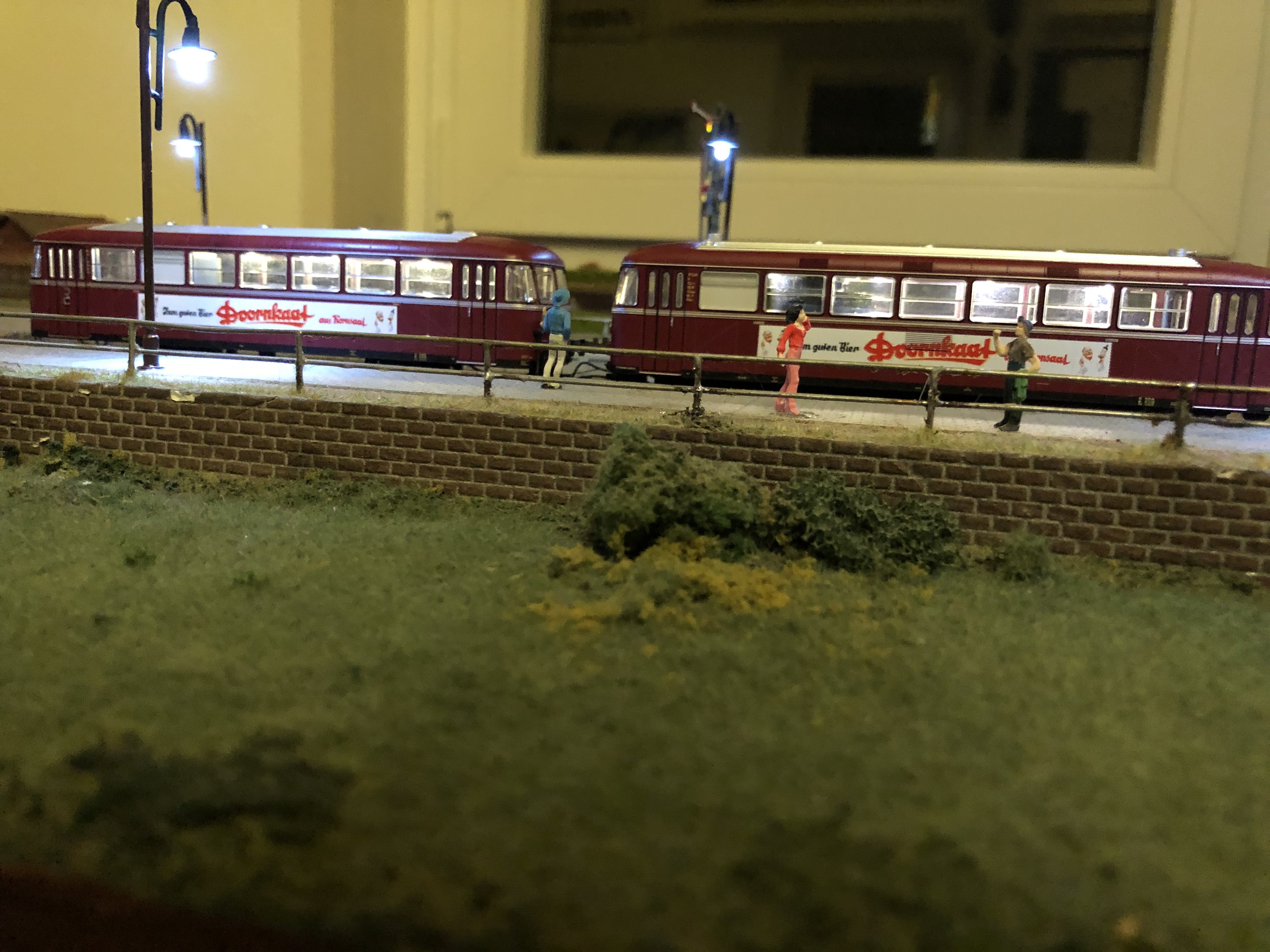 Schienenbus am Abend